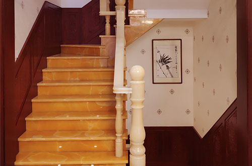 长顺中式别墅室内汉白玉石楼梯的定制安装装饰效果